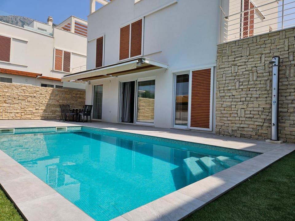 Shower, Property building, Seating area, Swimming pool