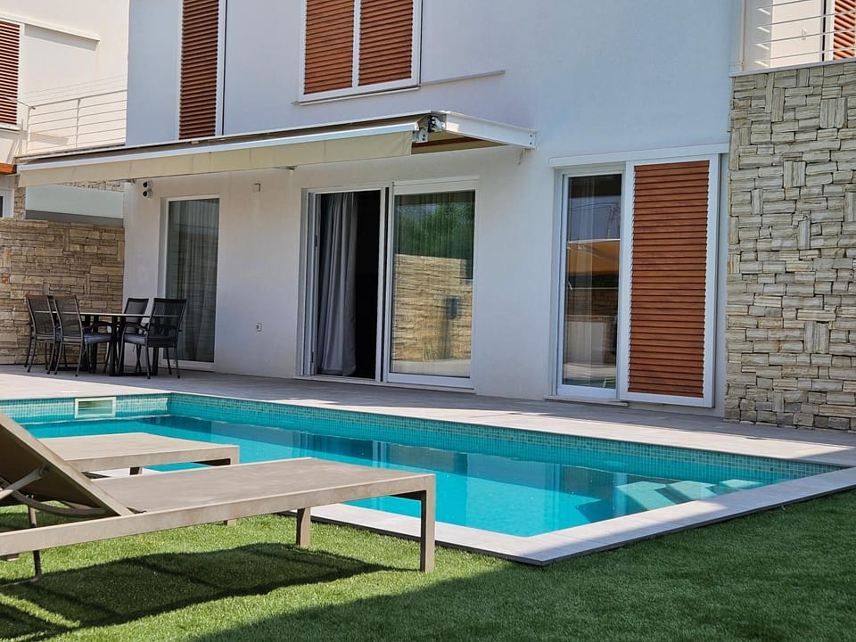 Property building, Patio, Day, Pool view, Swimming pool, sunbed