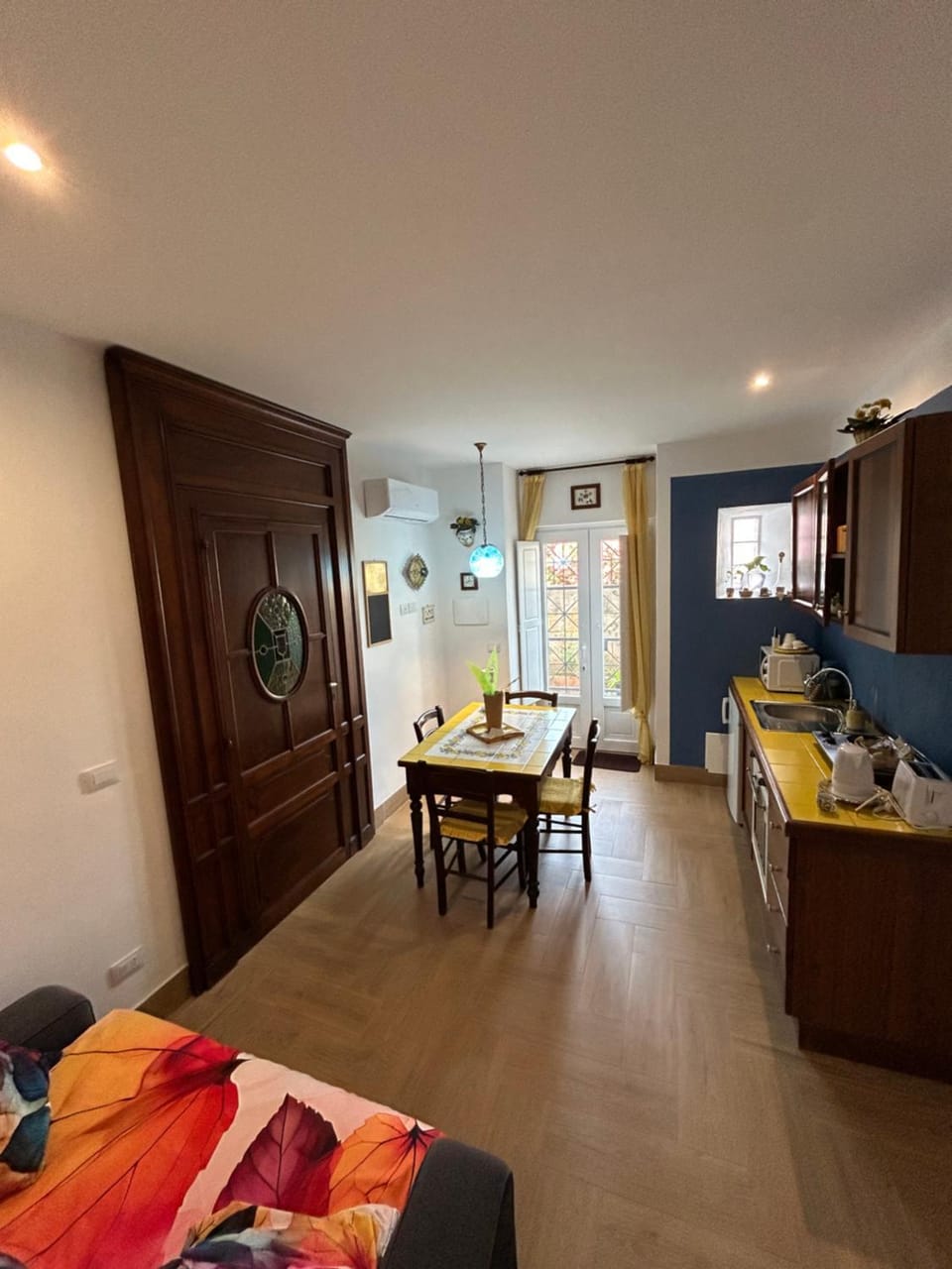 Kitchen or kitchenette, Living room, Photo of the whole room, Seating area, Dining area, stove