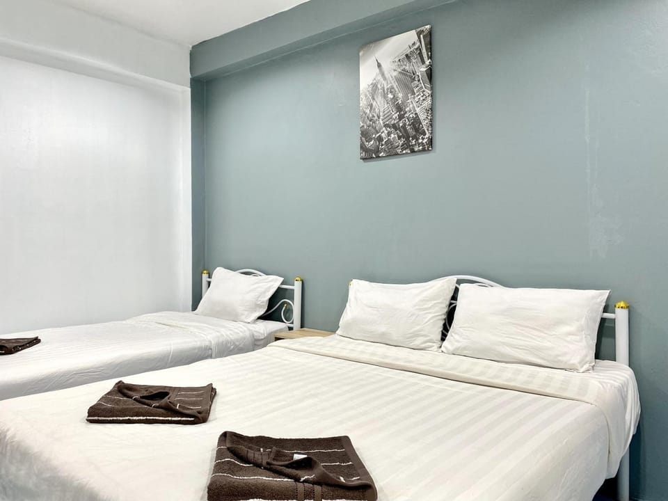 Bed, Photo of the whole room, towels