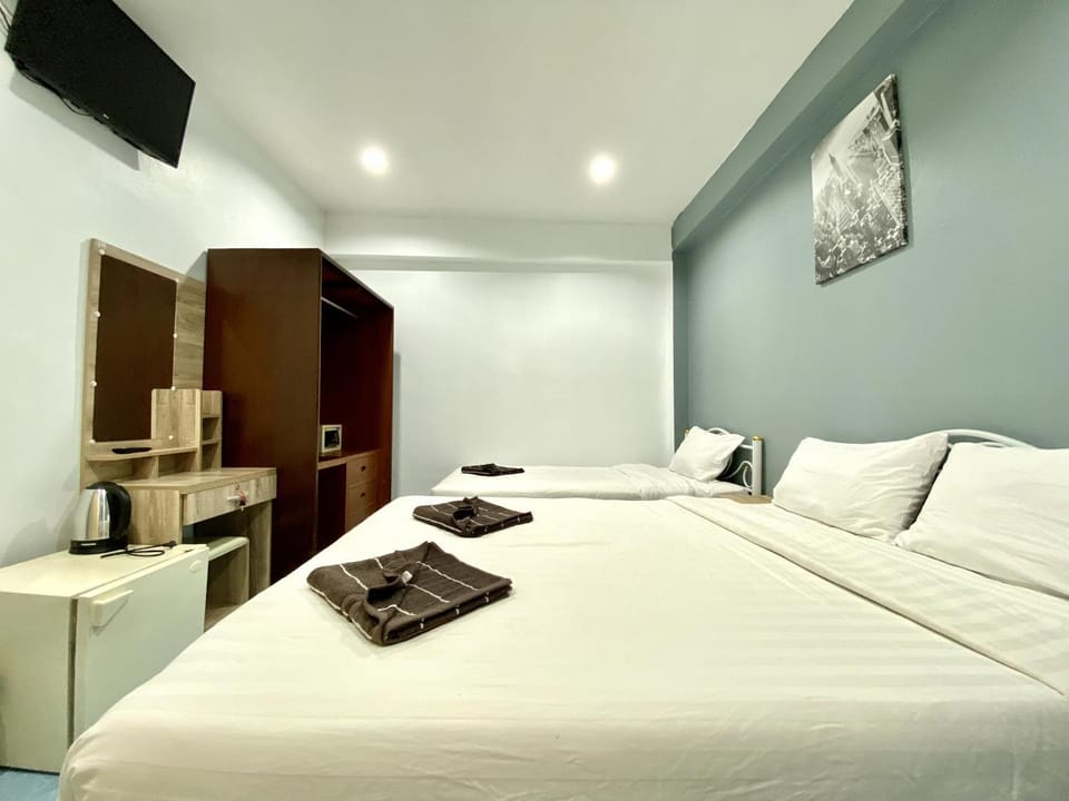 Bed, TV and multimedia, Bedroom, towels, wardrobe