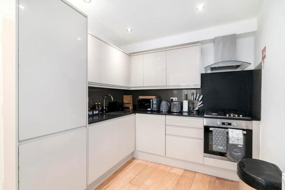 Coffee/tea facilities, Kitchen or kitchenette, microwave, oven, stove, toaster