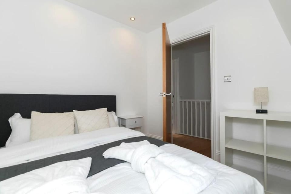 Bed, Photo of the whole room, Decorative detail, Bedroom, towels