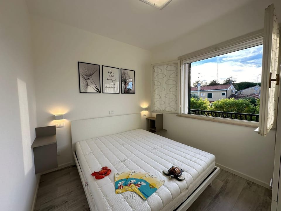 Bed, Decorative detail, Bedroom