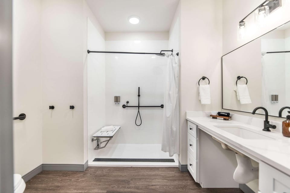 Accessible Comfort Near Atrium & Downtown Macon Apartment in Macon