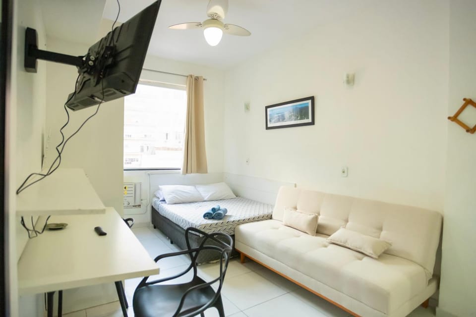Bed, TV and multimedia, Seating area, air conditioner