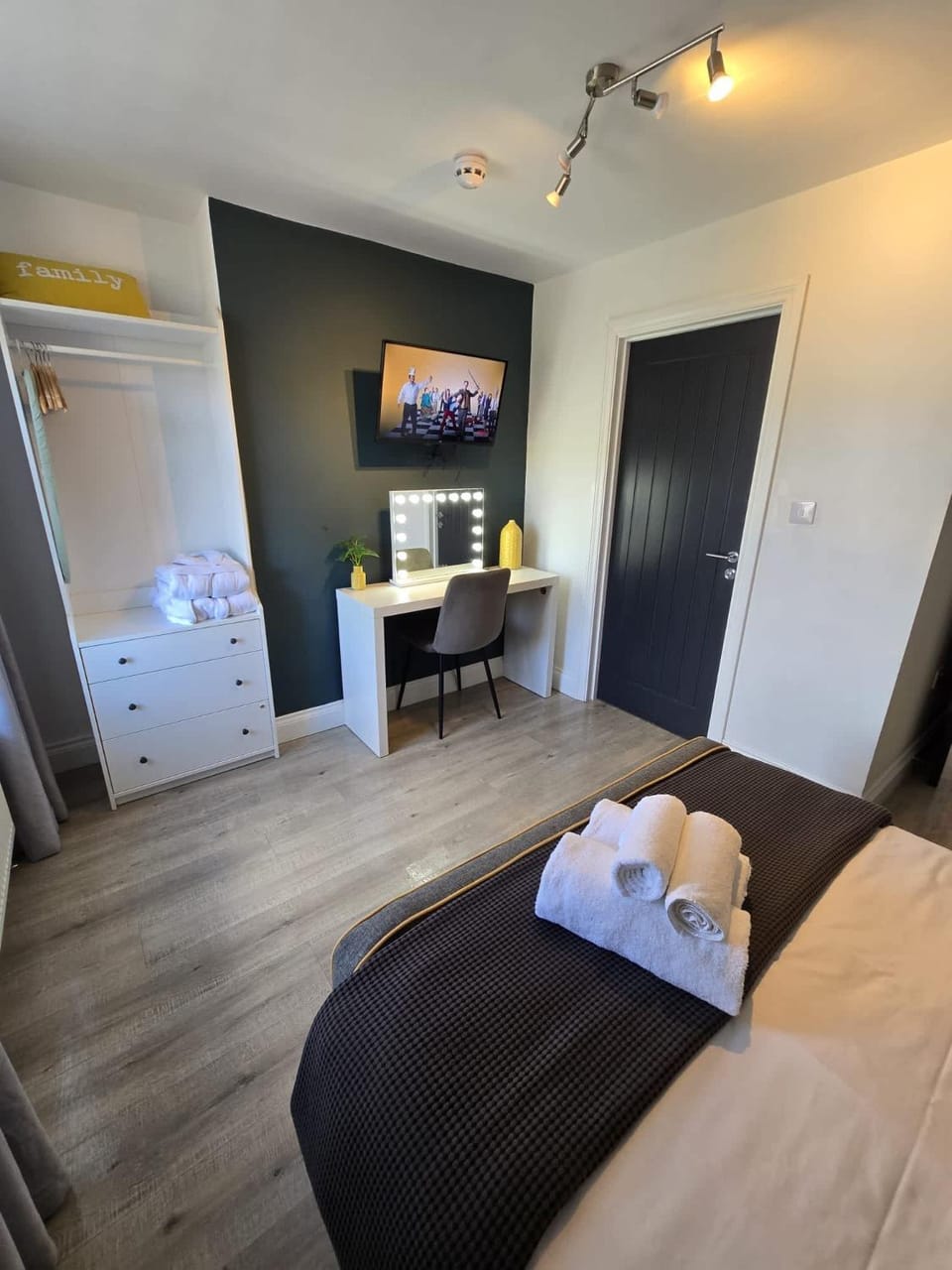 Bed, TV and multimedia, Photo of the whole room, Bedroom, towels