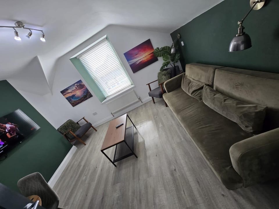 Communal lounge/ TV room, TV and multimedia, Living room, Seating area