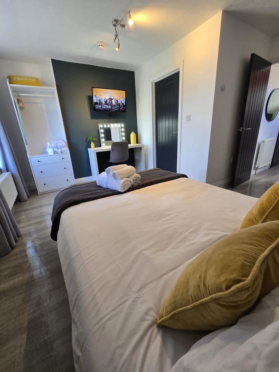 Bed, TV and multimedia, Photo of the whole room, Bedroom