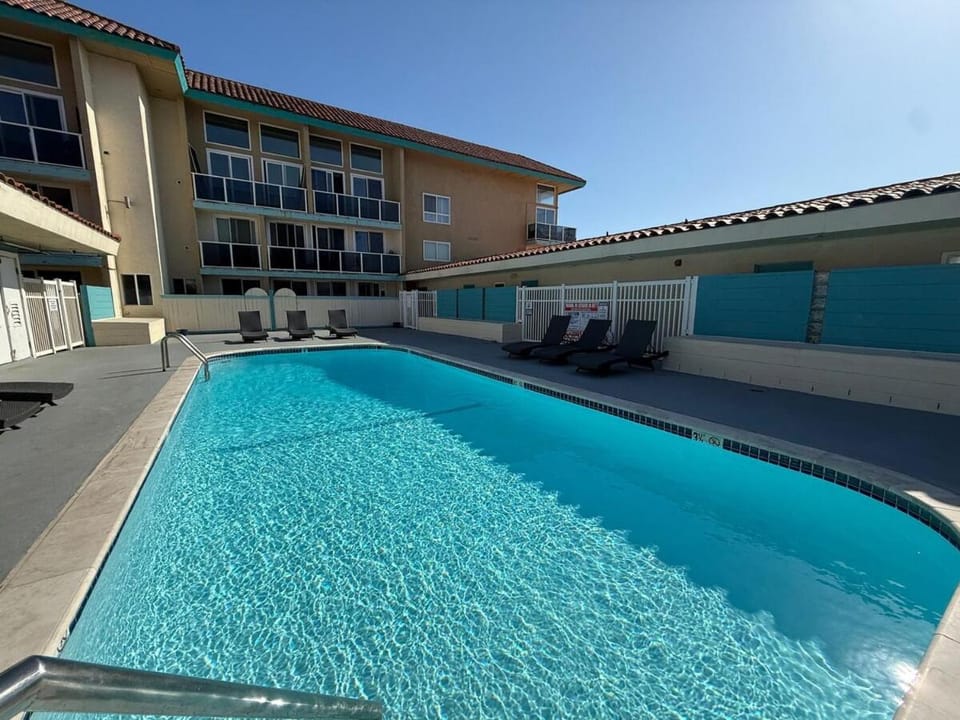 Property building, Swimming pool, Swimming pool
