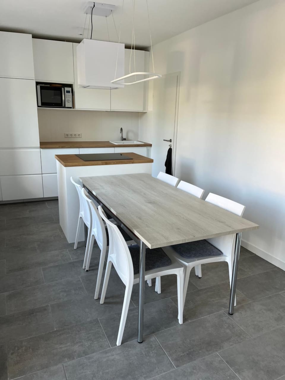 Kitchen or kitchenette, Dining area