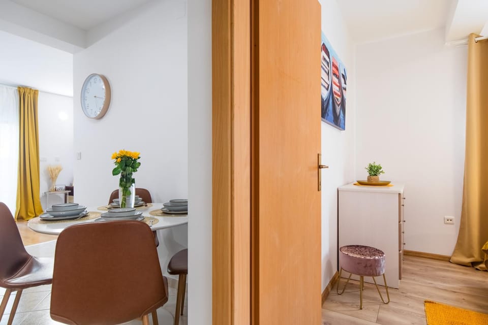 Seating area, Dining area