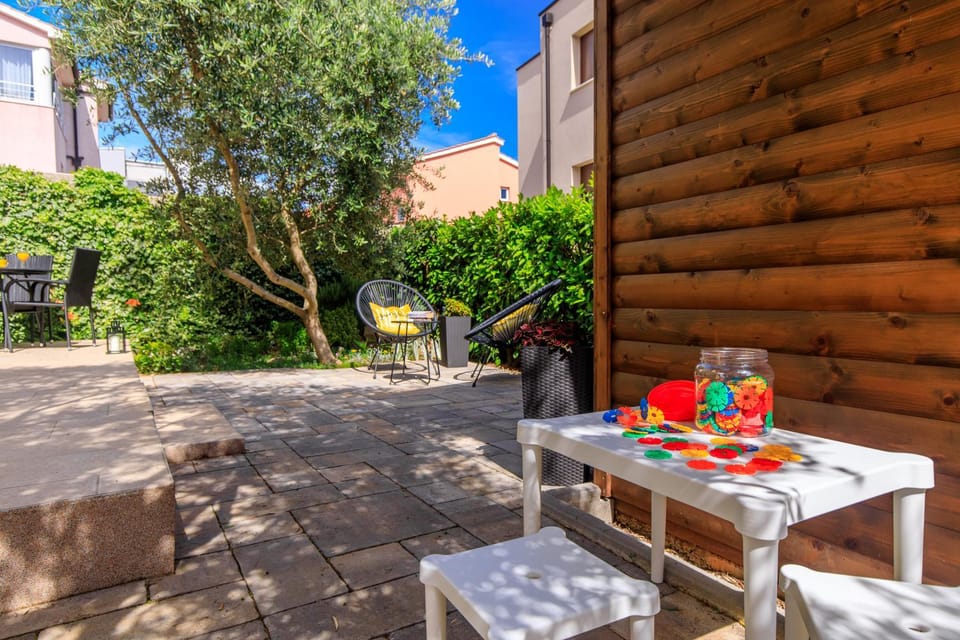 Patio, Day, Children play ground, Garden