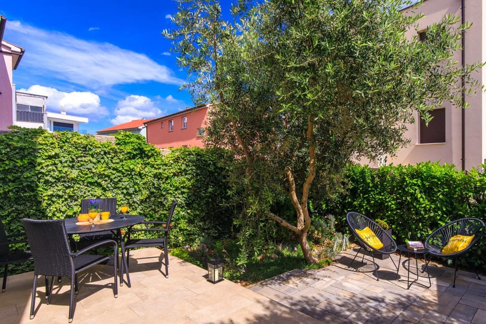 Patio, Spring, Day, Garden, Balcony/Terrace, Seating area, Garden view