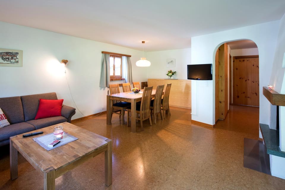 TV and multimedia, Living room, Seating area, Dining area