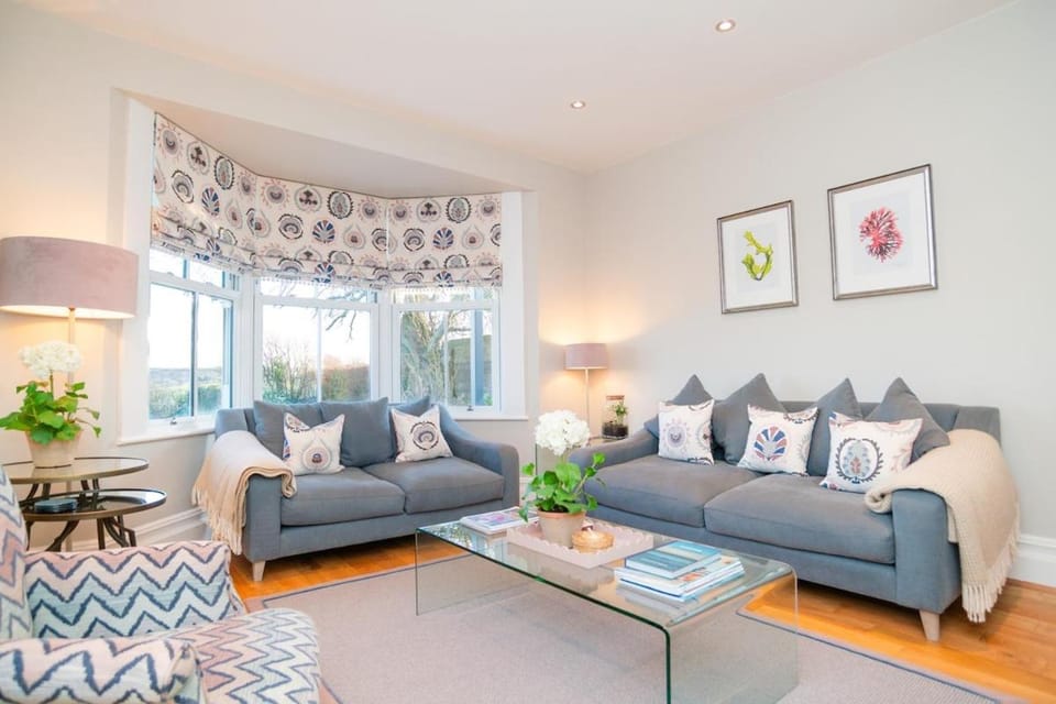 Ultimate Coastal Luxury - 5 Bed, Spacious, Parking, Hot Tub House in England