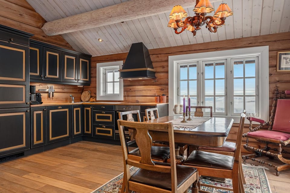 Kitchen or kitchenette, Dining area