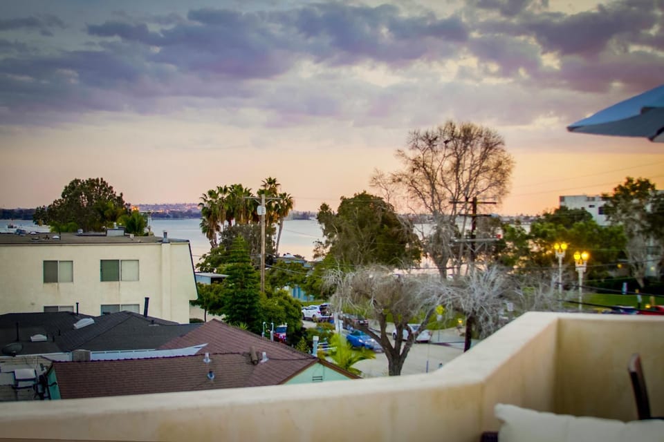 Sail Bay Luxury Retreat With Private Spa and Rooftop Bay View House in Mission Bay