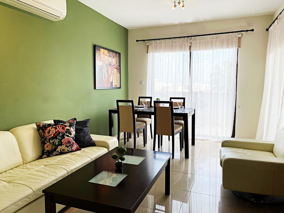 TV and multimedia, Living room, Seating area, Dining area, air conditioner