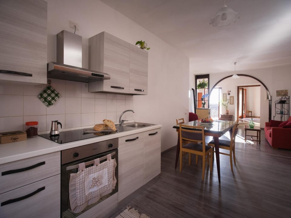 Kitchen or kitchenette, Living room, Seating area, Dining area, oven, stove
