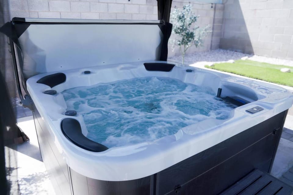 Enchanting Garden with Luxe Jacuzzi Spacious Yard House in Las Vegas