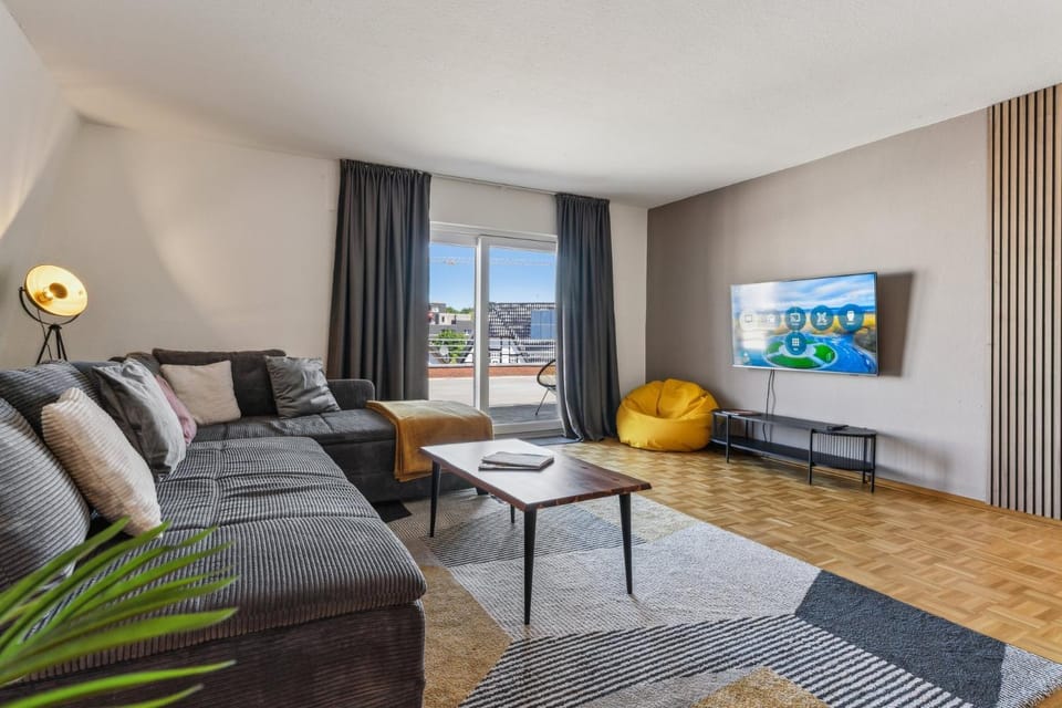 Communal lounge/ TV room, TV and multimedia, Living room, Seating area, Evening entertainment
