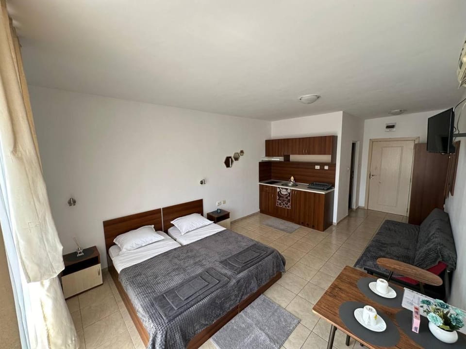 Bed, TV and multimedia, Kitchen or kitchenette, Living room, Photo of the whole room, Seating area, Dining area, Bedroom