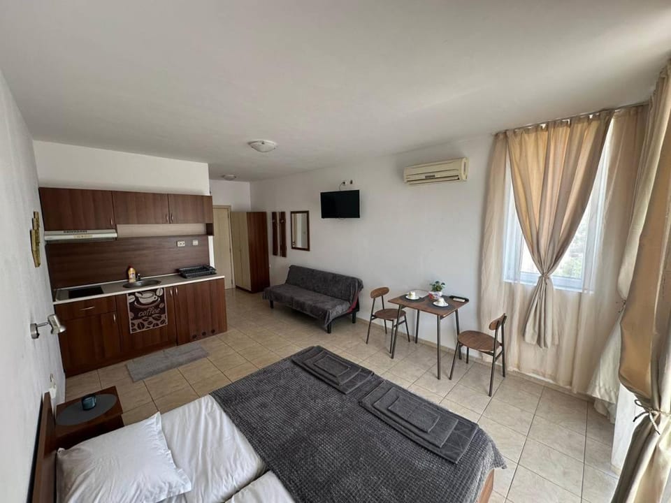 Communal lounge/ TV room, Bed, TV and multimedia, Kitchen or kitchenette, Living room, Photo of the whole room, Seating area, Bedroom, air conditioner