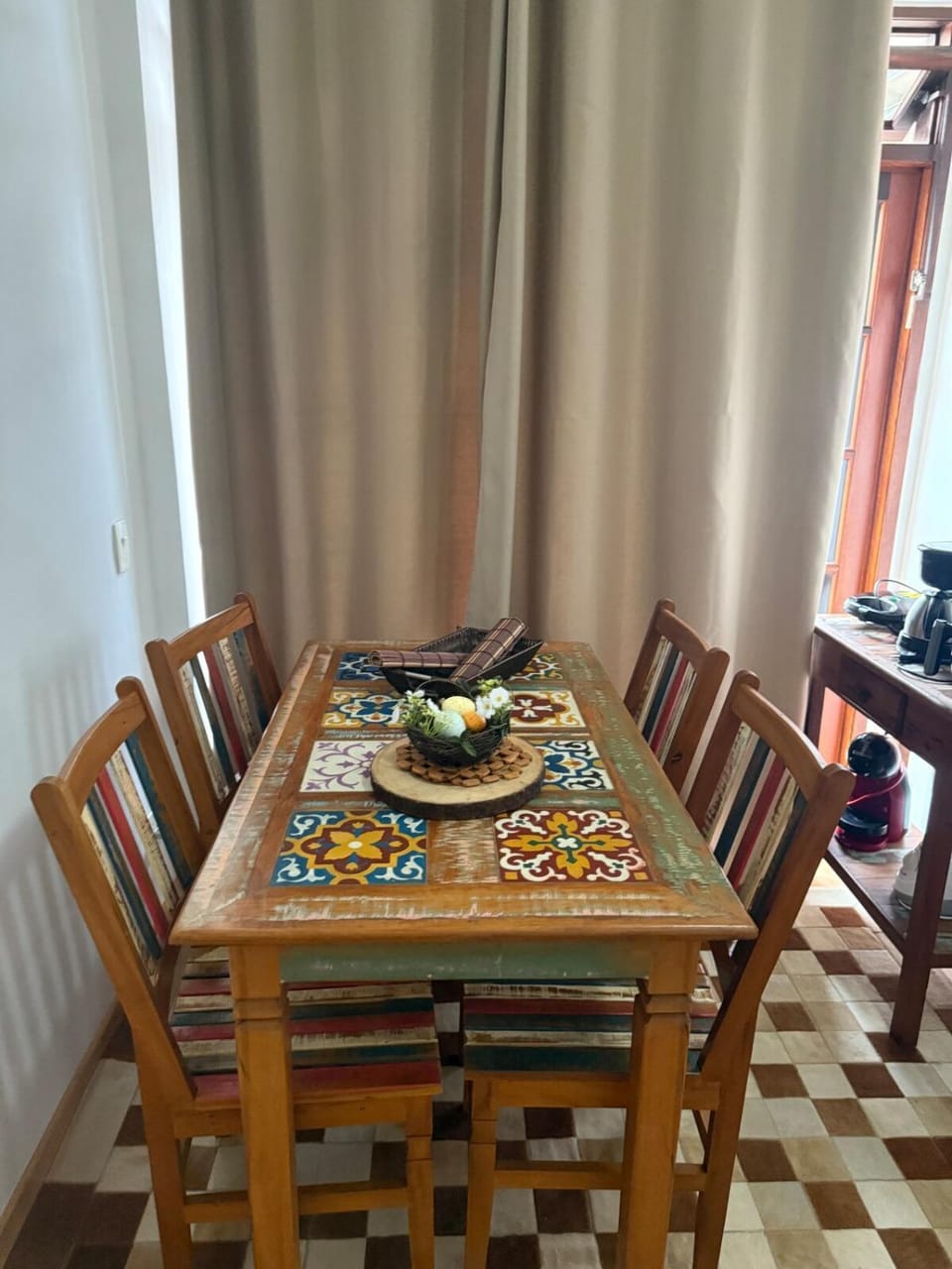 Living room, Food and drinks, Seating area, Dining area