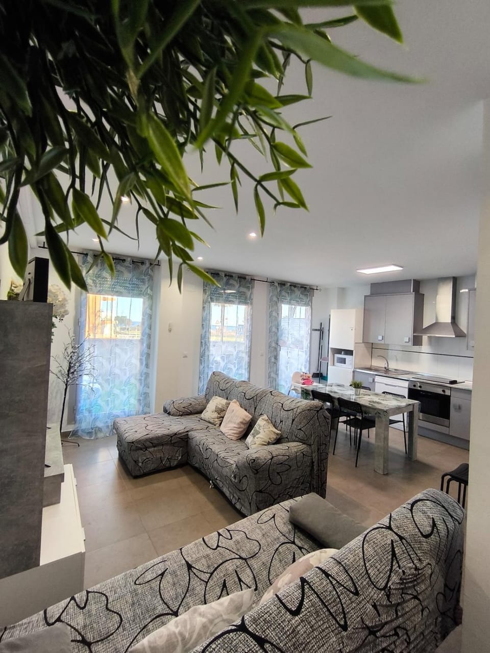 Kitchen or kitchenette, Living room, Seating area, Dining area