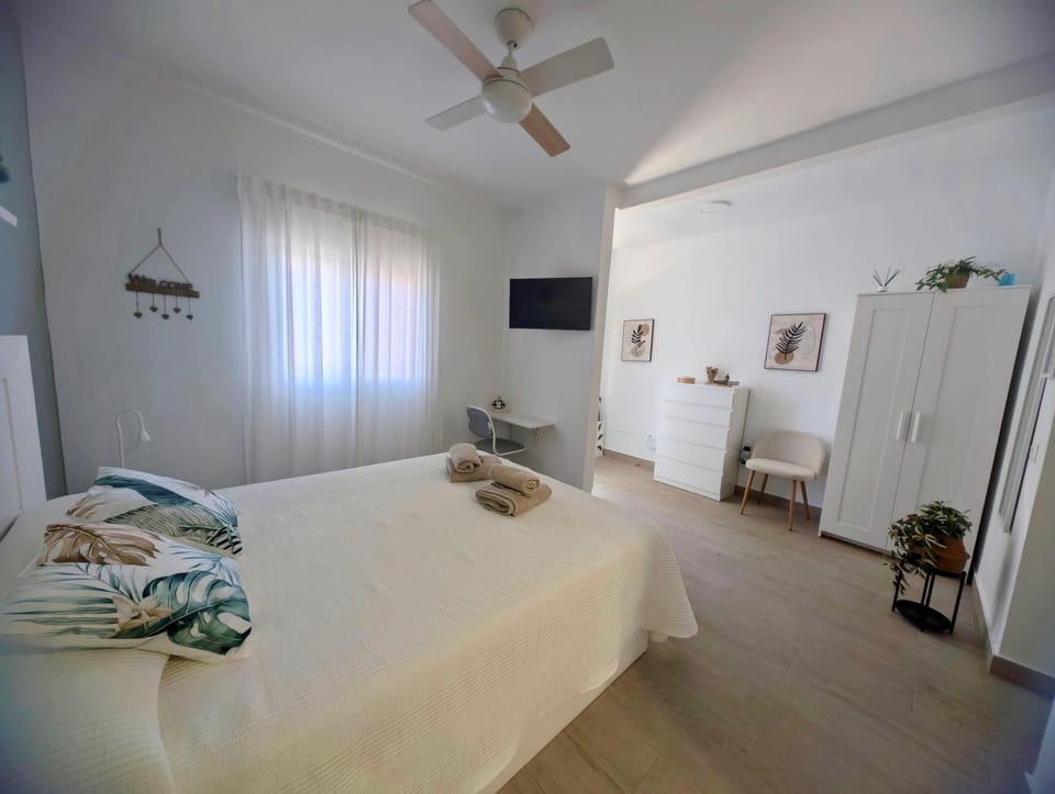 Bed, Photo of the whole room, Seating area, wardrobe