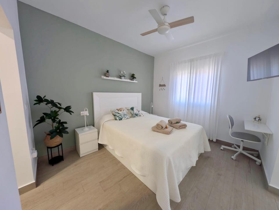 Bed, Seating area