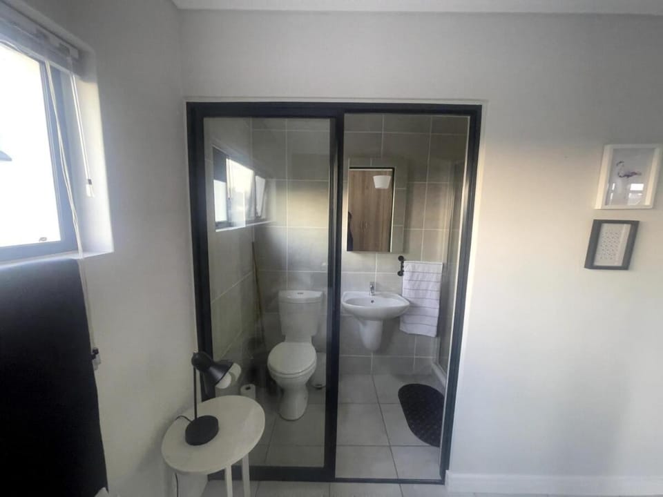 ZEE GP 10 Min from OR Tambo Apartment in Gauteng