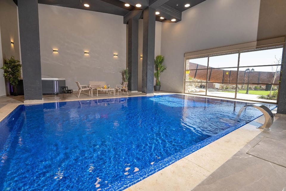 Swimming pool, sunbed