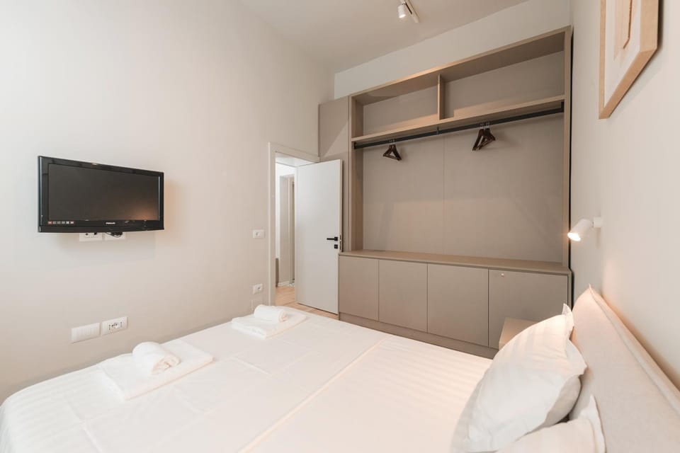 Bed, Photo of the whole room, wardrobe