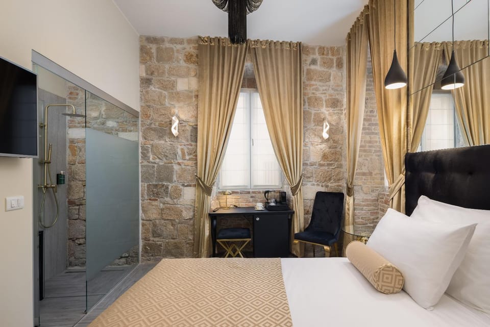 Bed, TV and multimedia, Photo of the whole room, Seating area, Bedroom, wardrobe