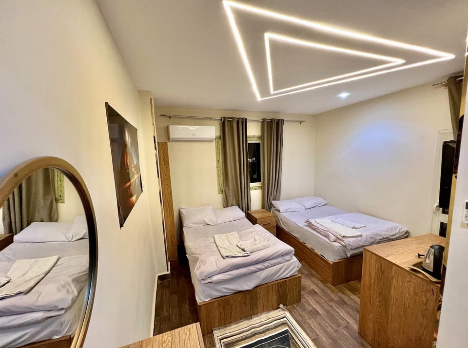 Bed, TV and multimedia, Photo of the whole room, Bedroom, towels
