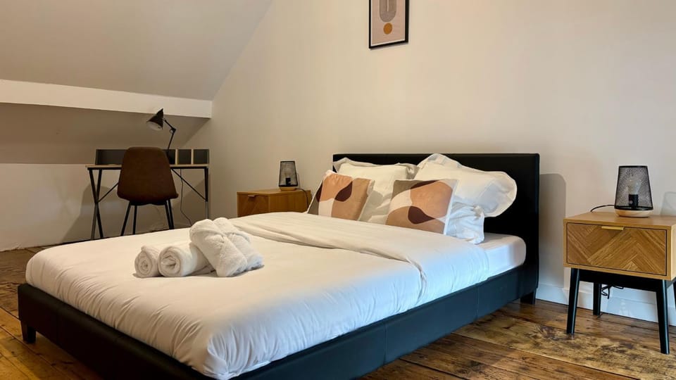 Bed, Photo of the whole room, Bedroom