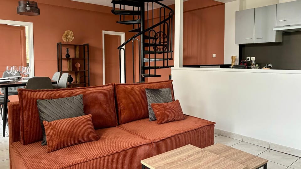Kitchen or kitchenette, Living room, Seating area, Dining area