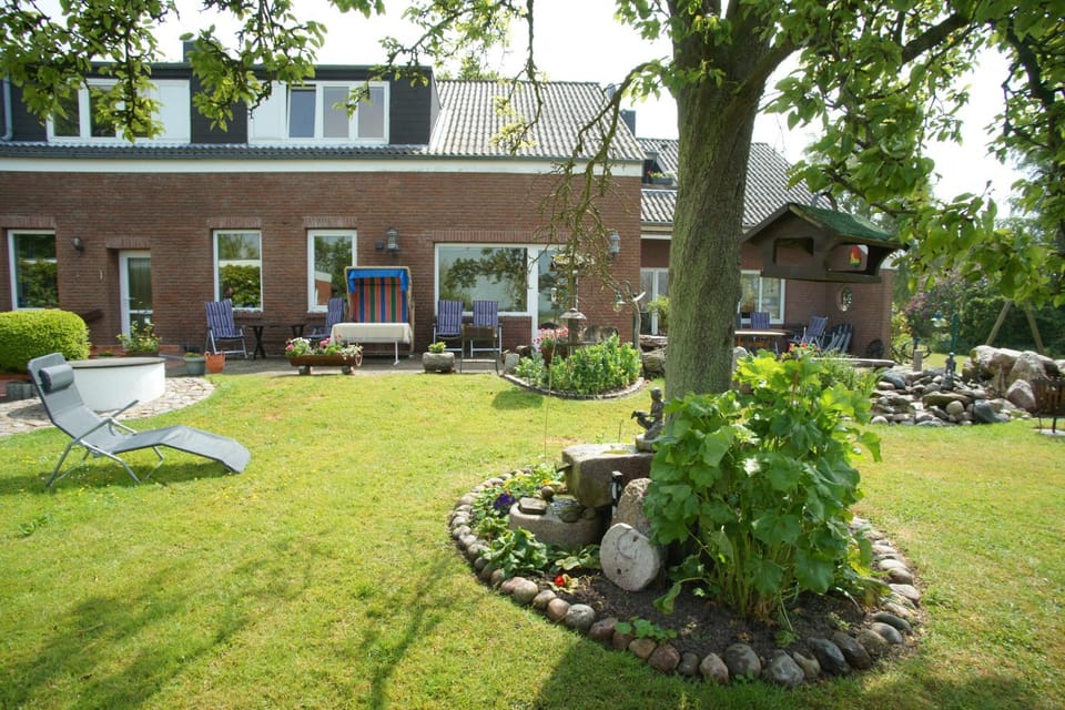 Property building, Garden, Garden view, sunbed