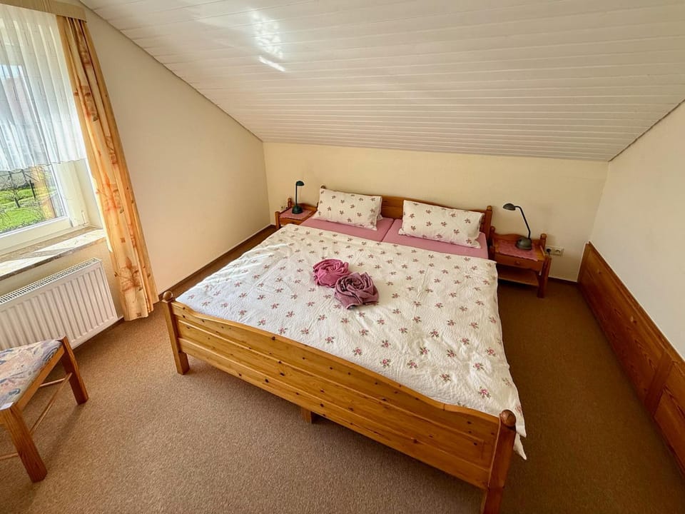 Bed, Bedroom, towels