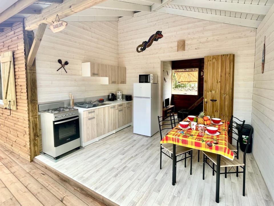 Kitchen or kitchenette, Dining area, oven, stove