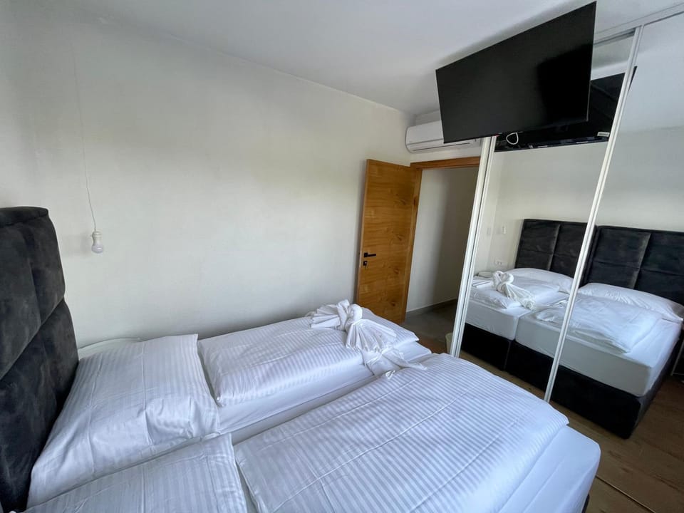 Villa V, ROOMS WITH PRIVATE BATHROOM, SHARED KITCHEN, LIVING ROOM AND GARDEN WITH POOL, Privlaka, Zadar Vacation rental in Zadar County