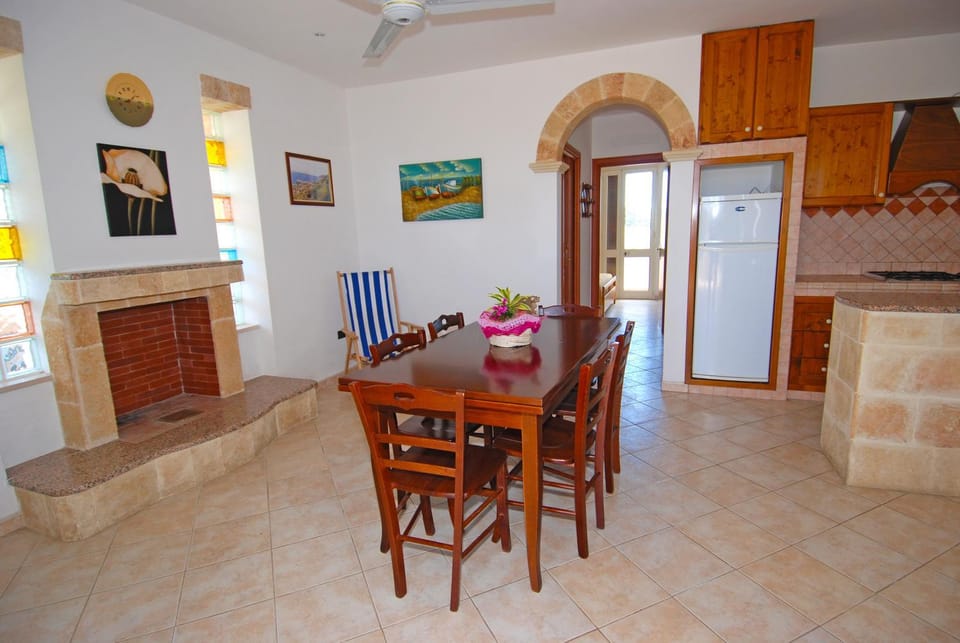 Coffee/tea facilities, Kitchen or kitchenette, Dining area