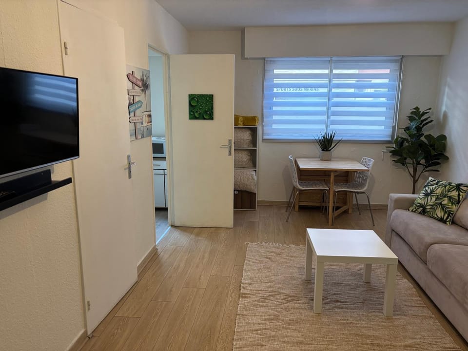 TV and multimedia, Living room, Dining area
