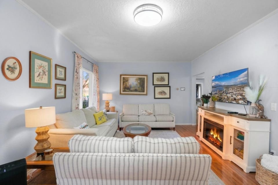 TV and multimedia, Living room, Seating area, fireplace