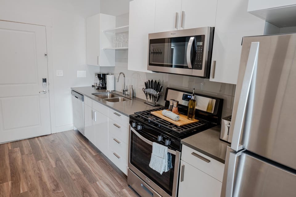 Coffee/tea facilities, Kitchen or kitchenette, dishwasher, oven, stove, toaster