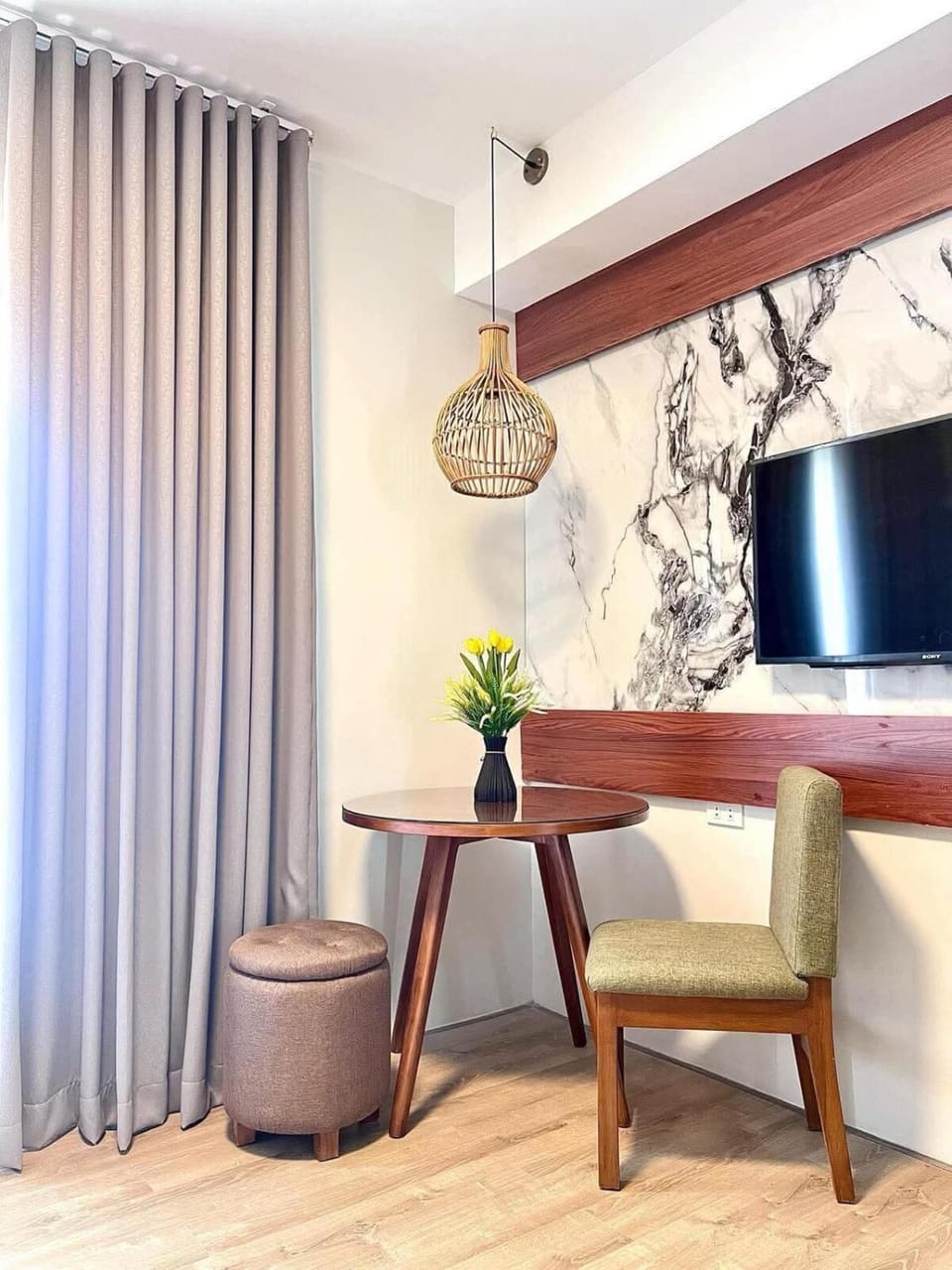 TV and multimedia, Living room, Seating area, Dining area