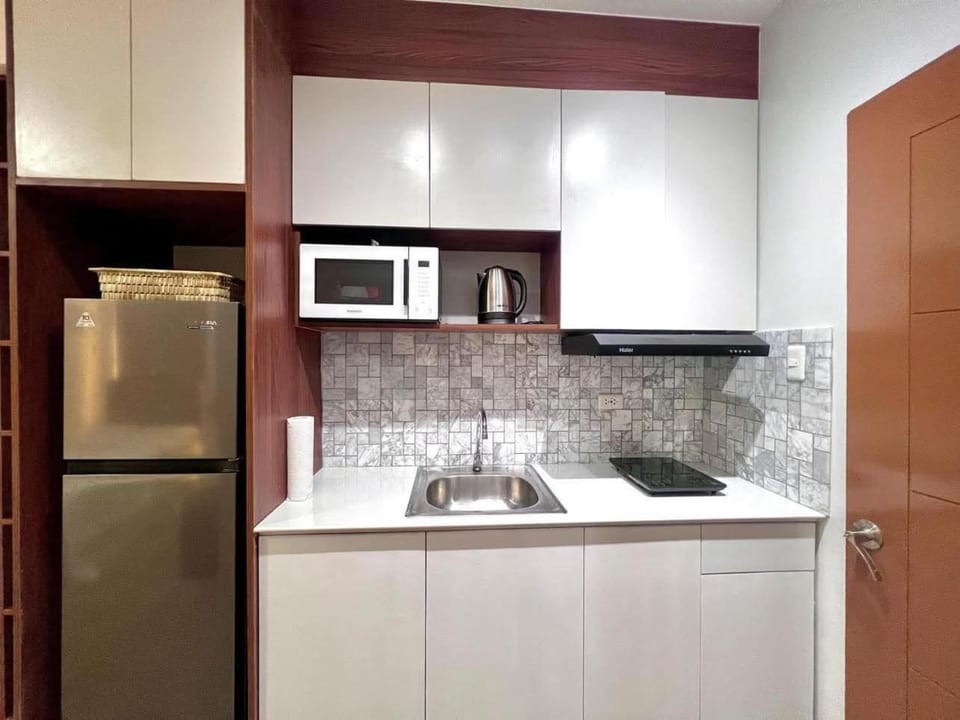 Coffee/tea facilities, Kitchen or kitchenette, microwave, stove