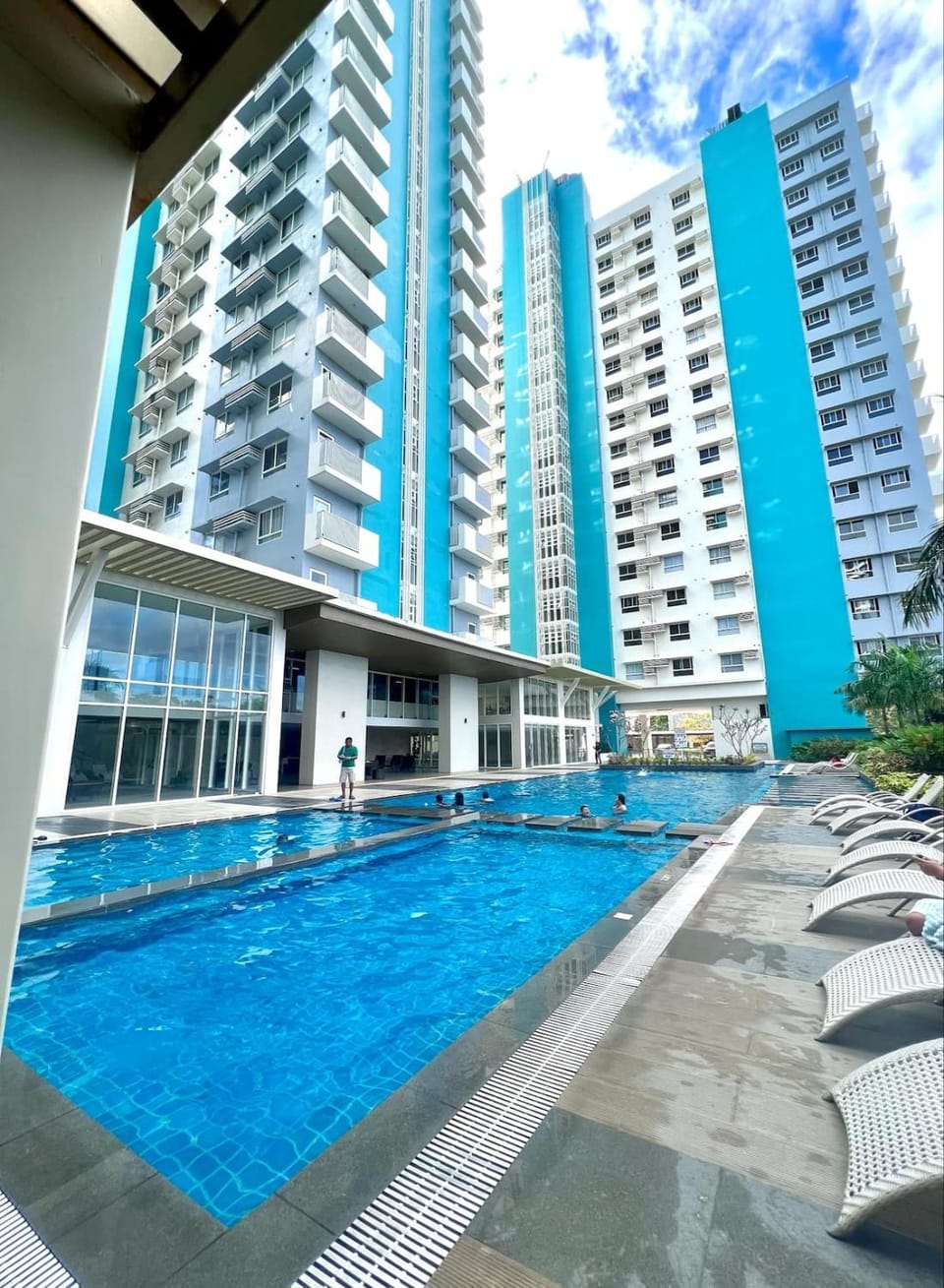 Property building, Day, Pool view, Swimming pool, sunbed